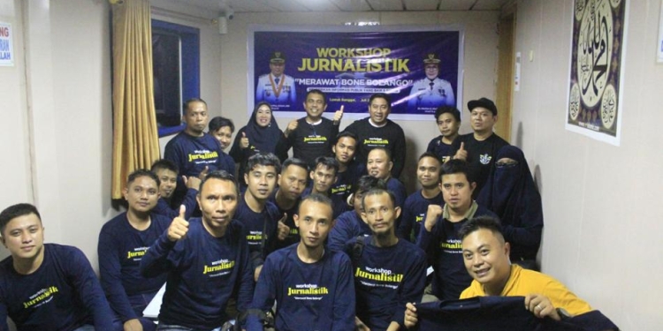 Bupati Hamim Pou didampingi Tim Kerja Bupati Irwan Bempah dan Kadis Kominfo Misnawati Wantogia saat berpose dengan para jurnalis pada Workshop Jurnalistik dengan tema "Merawat Bone Bolango Memberikan Informasi Publik Yang Baik dan Benar", yang digelar di KMP Moinit , Senin (18/7/2022) malam. (Foto Istimewa)