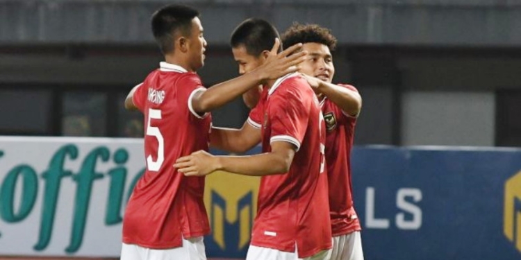 Pesepak bola Tim Nasional Indonesia U-19 Hokky Caraka (tengah) merayakan golnya ke gawang Tim Nasional Brunei Darussalam bersama rekan setimnya dalam laga penyisihan Grup A Piala AFF U19 2022 di Stadion Patriot Chandrabhaga, Bekasi, Jawa Barat, Senin (4/7/2022). ANTARA FOTO/Suarabogor.id.