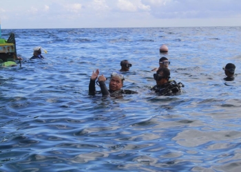 Wakil Menteri Lingkungan Hidup dan Kehutanan, Alue Dohong bersama rombongan saat menikmati keindahan Wisata Taman Laut Olele di Desa Olele, Kecamatan Kabila Bone, Kamis (28/7/2022). (Foto Irul/Diskominfo)