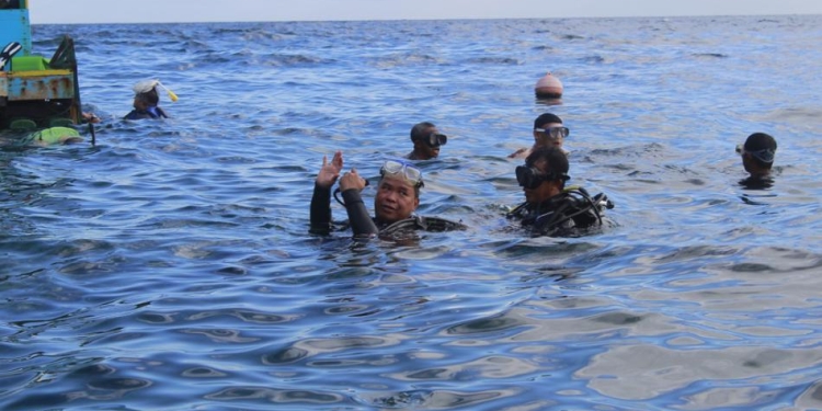 Wakil Menteri Lingkungan Hidup dan Kehutanan, Alue Dohong bersama rombongan saat menikmati keindahan Wisata Taman Laut Olele di Desa Olele, Kecamatan Kabila Bone, Kamis (28/7/2022). (Foto Irul/Diskominfo)