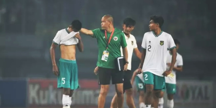 Sujumlah pemain Indonesia U19 meluapkan kekecewaannya usai laga penyisihan grup Piala AFF U-19 melawan Myanmar U-19 di Stadion Patriot Candrabhaga, Bekasi, Jawa Barat, Minggu (10/7/2022). Meskipun menang dengan skor 5-1, Indonesia U-19 tetap tersingkir dari Piala AFF U-19. ANTARA FOTO/Suara.com
