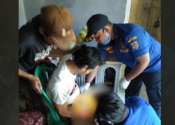 Viral di media-media sosial peristiwa petugas pemadam kebakaran atau damkar yang menghadapi kasus unik, yakni melepaskan cincin yang tersangkut di kelamin seorang lelaki. [Twitter/areajulid]