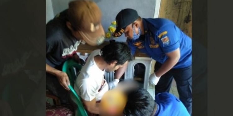 Viral di media-media sosial peristiwa petugas pemadam kebakaran atau damkar yang menghadapi kasus unik, yakni melepaskan cincin yang tersangkut di kelamin seorang lelaki. [Twitter/areajulid]