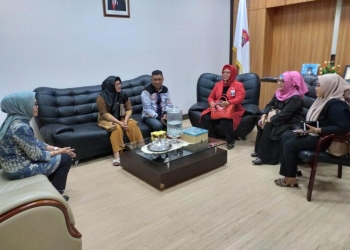 Wakil Bupati Merlan S. Uloli menerima kunjungan pengurus Asosiasi Pengusaha Mikro Kecil dan Menengah Mandiri Indonesia (APMIKIMDO) Provinsi Gorontalo di ruang rapat Wakil Bupati, Kamis (28/7/2022). (Foto Indra/Gopos)