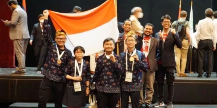 Indonesia Sabet Medali Emas dan Perunggu International Biology Olympiad 2022 di Armenia