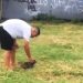 Video viral pria tega melempar kucing di tengah lapangan. (Instagram/tangkapan layar/Suara.com)