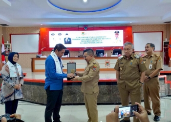 Pemerintah Kabupaten Bone Bolango yang dipimpin langsung Bupati Hamim Pou melakukan kunjungan Studi Komperatif di Kabupaten Banggai, dalam rangka peningkatan penilaian SAKIP yang diterima langsung Bupati Banggai Amirudin, di Kantor Bupati Banggai, Selasa (19/7/2022). (Foto Indra/Gopos)