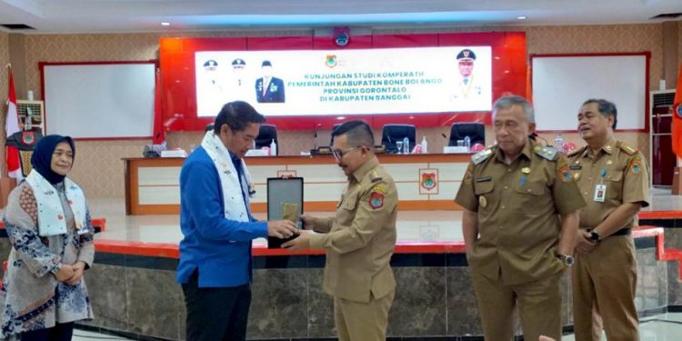 Pemerintah Kabupaten Bone Bolango yang dipimpin langsung Bupati Hamim Pou melakukan kunjungan Studi Komperatif di Kabupaten Banggai, dalam rangka peningkatan penilaian SAKIP yang diterima langsung Bupati Banggai Amirudin, di Kantor Bupati Banggai, Selasa (19/7/2022). (Foto Indra/Gopos)