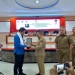Pemerintah Kabupaten Bone Bolango yang dipimpin langsung Bupati Hamim Pou melakukan kunjungan Studi Komperatif di Kabupaten Banggai, dalam rangka peningkatan penilaian SAKIP yang diterima langsung Bupati Banggai Amirudin, di Kantor Bupati Banggai, Selasa (19/7/2022). (Foto Indra/Gopos)