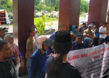 Aksi unjuk rasa yang dilakukan massa Ampeda di depan kantor DPRD Pohuwato, Rabu (27/7/2022). (yusuf/gopos)