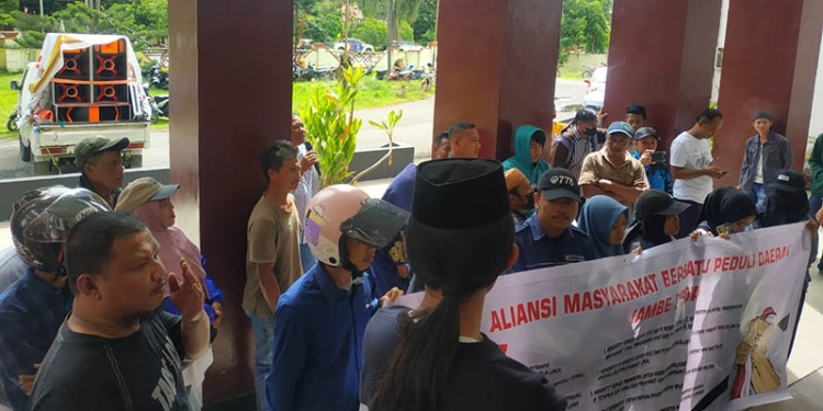 Aksi unjuk rasa yang dilakukan massa Ampeda di depan kantor DPRD Pohuwato, Rabu (27/7/2022). (yusuf/gopos)