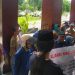 Aksi unjuk rasa yang dilakukan massa Ampeda di depan kantor DPRD Pohuwato, Rabu (27/7/2022). (yusuf/gopos)