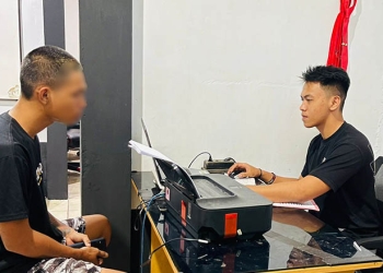 Penyidik satreskrim Polres Gorontalo Kota sedang melakukan pemeriksaan terhadap terduga pelaku penganiayaan ML alias Acil, Senin (25/7/2022). Foto: Humas.