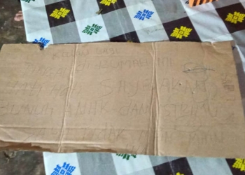 Potongan kertas yang bertuliskan ancaman yang diterima oleh Santi dalam kejadian pembobolan rumah miliknya, Senin (11/7/2022).(istimewa)
