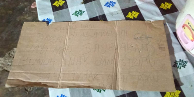 Potongan kertas yang bertuliskan ancaman yang diterima oleh Santi dalam kejadian pembobolan rumah miliknya, Senin (11/7/2022).(istimewa)