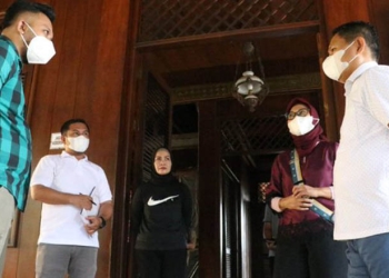 Penjagub Hamka Noer didampingi istri drg. Gamaria dan Kepala Badan Penghubung Gorontalo di Jakarta saat meninjau langsung Anjungan Provinsi Gorontalo yang ada di kawasan Taman Mini Indonesia Indah (TMII) Jakarta, yang sedang direnovasi, Minggu (24/7/2022).