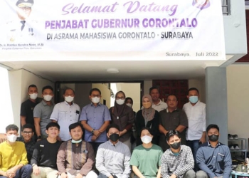 Pj Gubernur Gorontalo, Hamka Hendra Noer, saat menyambangi mahasiswa asal Gorontalo di Surabaya, Kamis (28/7/2022) (foto: Kominfo Provinsi Gorontalo)