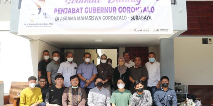 Pj Gubernur Gorontalo, Hamka Hendra Noer, saat menyambangi mahasiswa asal Gorontalo di Surabaya, Kamis (28/7/2022) (foto: Kominfo Provinsi Gorontalo)