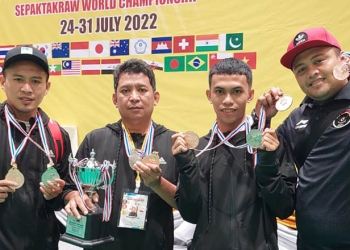 Para atlet dan Pelatih asal Gorontalo yang ikut berpartisipasi menyumbang medali perak dan perunggu pada ajang Kings Cup Sepaktakraw World Championship 2022 di Bangkok, Thailand. (Foto – Istimewa)