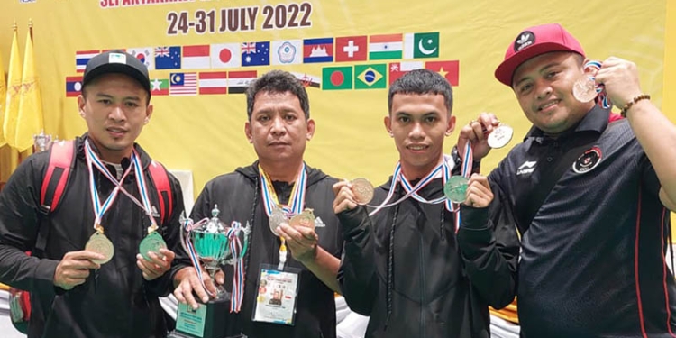 Para atlet dan Pelatih asal Gorontalo yang ikut berpartisipasi menyumbang medali perak dan perunggu pada ajang Kings Cup Sepaktakraw World Championship 2022 di Bangkok, Thailand. (Foto – Istimewa)