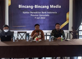 Kepala Perwakilan Bank Indonesia (BI) Provinsi Gorontalo, Rony Widijarto Purubaskoro (tengah) menjelaskan pelaksanaan HACF 13-15 Juli 2022 di Grand Palace Convention Center (GPCC) kota Gorontalo. (hasan/gopos)