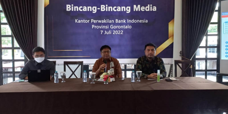 Kepala Perwakilan Bank Indonesia (BI) Provinsi Gorontalo, Rony Widijarto Purubaskoro (tengah) menjelaskan pelaksanaan HACF 13-15 Juli 2022 di Grand Palace Convention Center (GPCC) kota Gorontalo. (hasan/gopos)