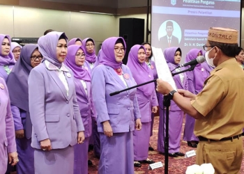 Sekretaris Daerah Provinsi Gorontalo, Darda Daraba, melantik pengurus BKOW Provinsi Gorontalo. (Kominfo Provinsi Gorontalo)