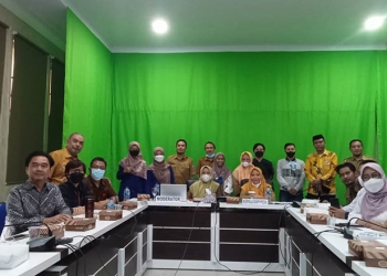 Diskusi Pemetaan Praktik Baik (best practices) dan Penyusunan Peta
Jalan Pembangunan Ekonomi Hijau di Provinsi Gorontalo di kantor Bapedda Provinsi Gorontalo, Selasa (5/7/2022) foto : Sari/gopos