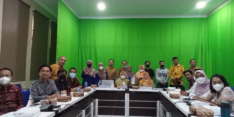 Diskusi Pemetaan Praktik Baik (best practices) dan Penyusunan Peta
Jalan Pembangunan Ekonomi Hijau di Provinsi Gorontalo di kantor Bapedda Provinsi Gorontalo, Selasa (5/7/2022) foto : Sari/gopos