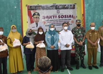 Penjabat Gubernur Gorontalo, Hamka Hendra Noer, berpose bersama dengan penerima BLP di Kecamatan Paguyaman, Boalemo. (Kominfo Provinsi Gorontalo)