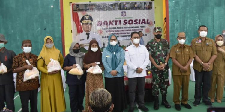 Penjabat Gubernur Gorontalo, Hamka Hendra Noer, berpose bersama dengan penerima BLP di Kecamatan Paguyaman, Boalemo. (Kominfo Provinsi Gorontalo)