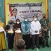 Penjabat Gubernur Gorontalo, Hamka Hendra Noer, berpose bersama dengan penerima BLP di Kecamatan Paguyaman, Boalemo. (Kominfo Provinsi Gorontalo)