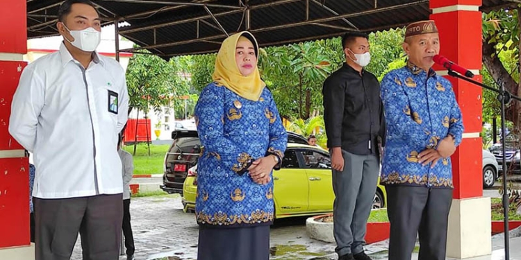 Bupati Pohuwato, Saipul Mbuinga, Didampingi Wakil Bupati Pohuwato, Suharsi Igirisa, Memberikan Sambutan Apel Korpri, di Halaman Kantor Bupati, Senin 18/07/2022 (Istimewa)