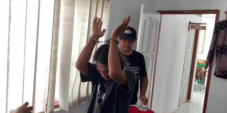 UL alias Usman saat dibekuk oleh tim Tabur Kejati Gorontalo bersama Tim Intel Kejari Banggai