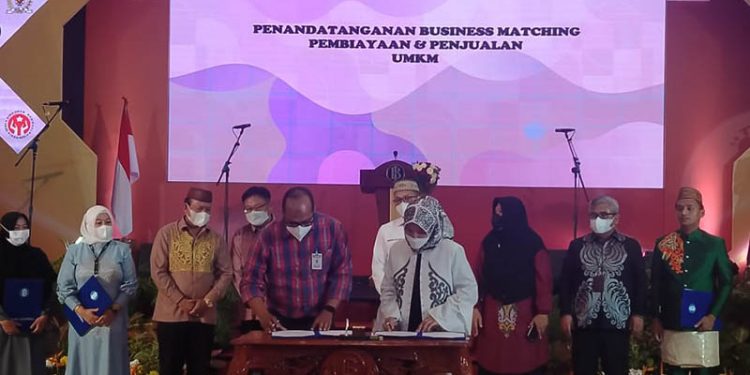 Penandatangan Business Mathcing antar Perbankan, Pengusaha dan Pelaku UMKM dengan nilai mencapai Rp1 miliar pada pembukaan Hulonthalo Art and Craft Festival (HACF) 2022 di Grand Palace Kota Gorontalo, Kamis (13/7/2022). (muhajir/gopos)