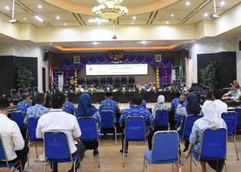 Komisi B DPRD ketika melaksanakan rapat dengar pendapat (RDP) terkait aduan masyarakat tentang penarikan dan pelelangan. (Foto Arif Masui/Humas)