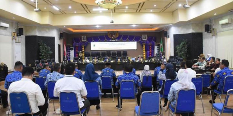 Komisi B DPRD ketika melaksanakan rapat dengar pendapat (RDP) terkait aduan masyarakat tentang penarikan dan pelelangan. (Foto Arif Masui/Humas)