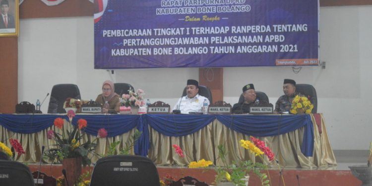 Dewan Perwakilan Rakyat Daerah (DPRD) Kabupaten Bone Bolango melaksanakan rapat paripurna pertanggungjawaban Anggaran Pemerintah Belanja Daerah (APBD) Kabupaten Bone Bolango tahun 2021 di Ruang sidang DPRD Bone Bolango. (Foto: Putra/Gopos)