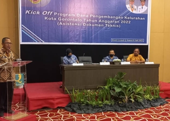 Sekretaris Daerah Kota Gorontalo, Ismail Madjid, membuka pelaksanaan Kick Off Program Pengembangan Kelurahan Kota Gorontalo 2022 di Hotel Grand Q Kota Gorontalo, Jumat (8/7/2022).(hasan/gopos)
