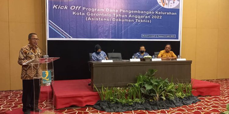 Sekretaris Daerah Kota Gorontalo, Ismail Madjid, membuka pelaksanaan Kick Off Program Pengembangan Kelurahan Kota Gorontalo 2022 di Hotel Grand Q Kota Gorontalo, Jumat (8/7/2022).(hasan/gopos)