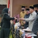 Anggota DPRD Kota Gorontalo Andi Helda Nyiwi, ketika menyerahkan  laporan badan anggaran kepada pimpinan rapat Paripurna tingkat dua tahap akhir penyampaian pendapat khir frkasi terhadap Ranperda tentang pertanggungjawaban pelaksanaan APBD Kota Gorontalo tahun anggaran 2021, , Senin (11/07/2022) malam.(Foto Humas)