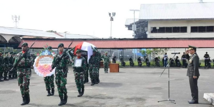 Pengantaran jenazah secara militer personel Satgas Pamtas RI-PNG Yonif 711/Raksatama Almarhum Prada Eka Fahrul Zees, bertempat di Lapangan Air Nav Bandara Sentani, Distrik Sentani, Kabupaten Jayapura, Selasa (19/7/2022). (Foto: Istimewa)