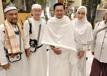 Fadel Muhammad dan istri, Hana Hasanah, berpose bersama dengan jemaah haji asal Gorontalo di tanah suci Mekkah.(istimewa)