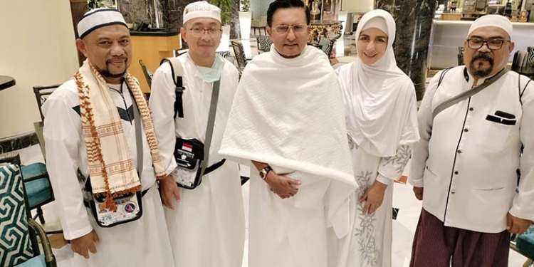Fadel Muhammad dan istri, Hana Hasanah, berpose bersama dengan jemaah haji asal Gorontalo di tanah suci Mekkah.(istimewa)