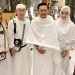 Fadel Muhammad dan istri, Hana Hasanah, berpose bersama dengan jemaah haji asal Gorontalo di tanah suci Mekkah.(istimewa)