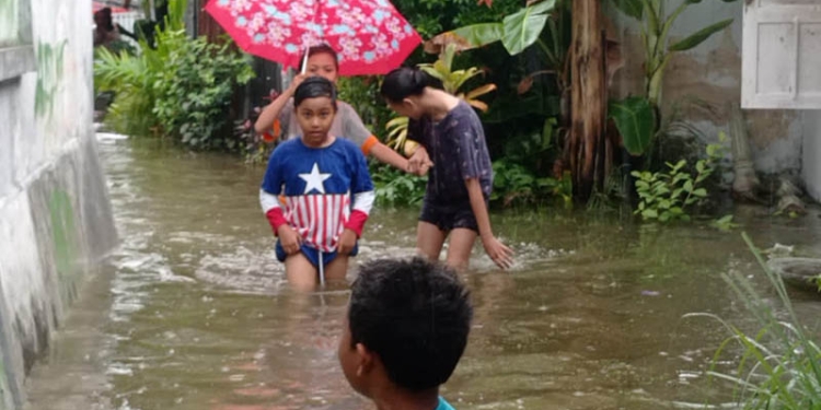 Hujan deras yang mengguyur wilayah Gorontalo menyebabkan sejumlah wilayah di Kota Gorontalo tergenang, Senin (18/7/2022). (istimewa)