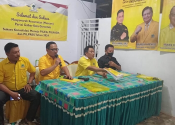 Ketua Bappilu Golkar Kota Gorontalo, Irwan Hunawa, memimpin rapat pemenangan Pemilu dan Pilkada 2024.(Istimewa)