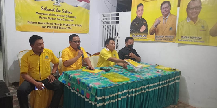 Ketua Bappilu Golkar Kota Gorontalo, Irwan Hunawa, memimpin rapat pemenangan Pemilu dan Pilkada 2024.(Istimewa)