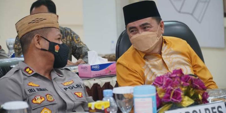 Ketua DPRD Kota Gorontalo, Hardi Sidiki saat  menghadiri kegiatan doa nesama secara daring dengan Mabes Polri dalam rangka hari Bhayangkara Ke-76, di Polres Gorontalo Kota, Sabtu,(02/072022)