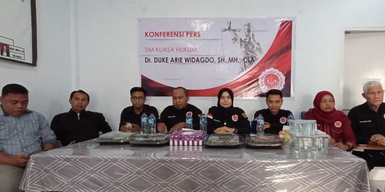 Konferensi Pers yang dipimpin Lukman Ismail,S.H.,M.H dengan juru bicara Andi Aulia Arifuddin,S.H.,M.H. saat dan Hasnia,SH.M.H di Kantor DPD Ikadin Provinsi Gorontalo, Sabtu (30/7/2022). (Foto: Putra/Gopos)